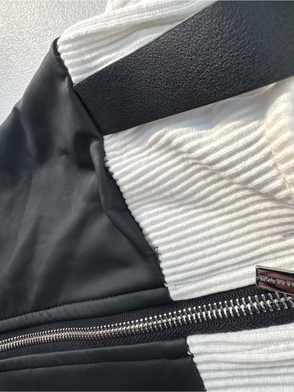 Manière De Voir: Black White Colorblock Ribbed Zip Front Crop Tank, 6 - Picture 13 of 13